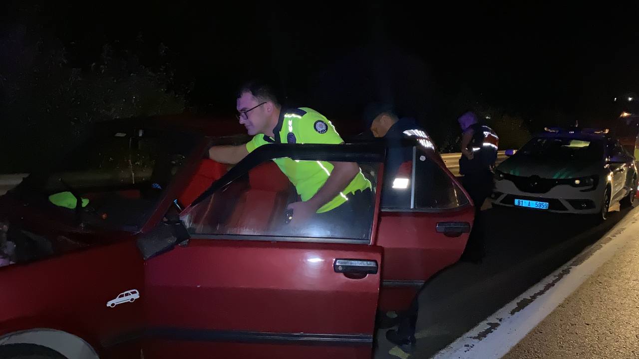 Anadolu Otoyolu’nda bozulan araçlarını tamir eden aileye tırın çarpması sonucu 1 kişi öldü, 3 kişi yaralandı