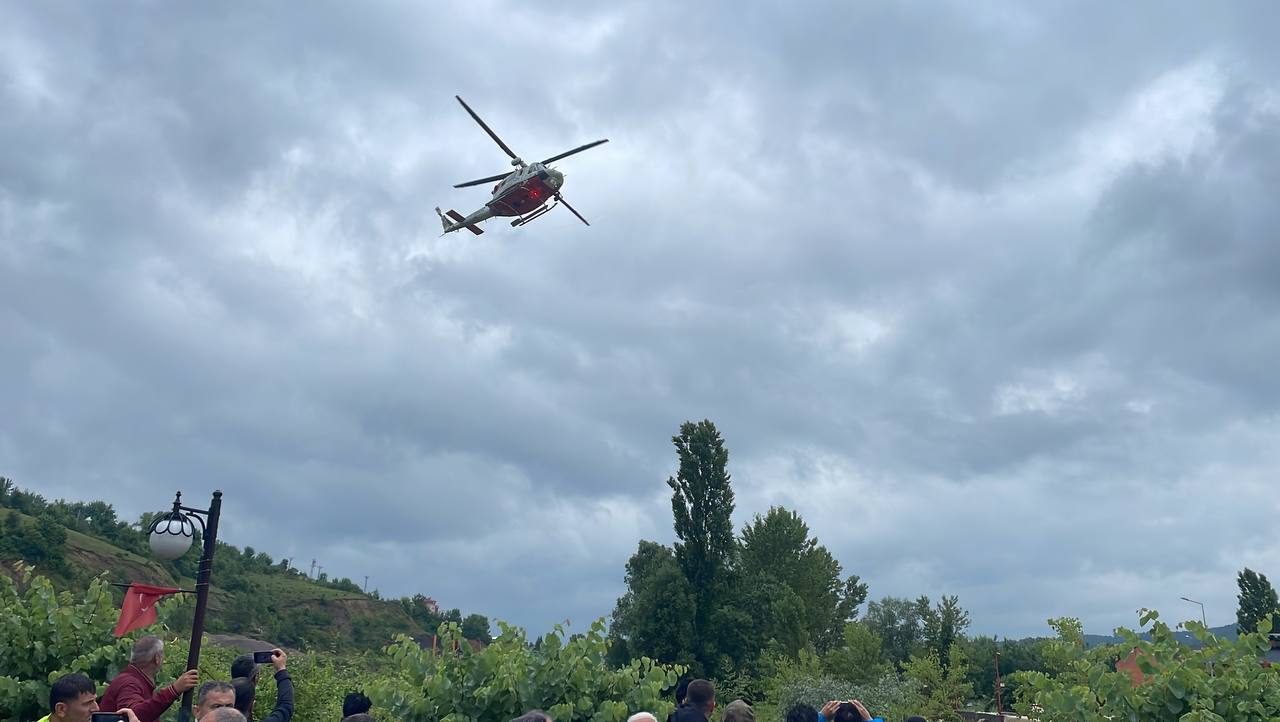Bartın’da sel nedeniyle sanayi sitesinde mahsur kalan işçiler helikopterle tahliye ediliyor