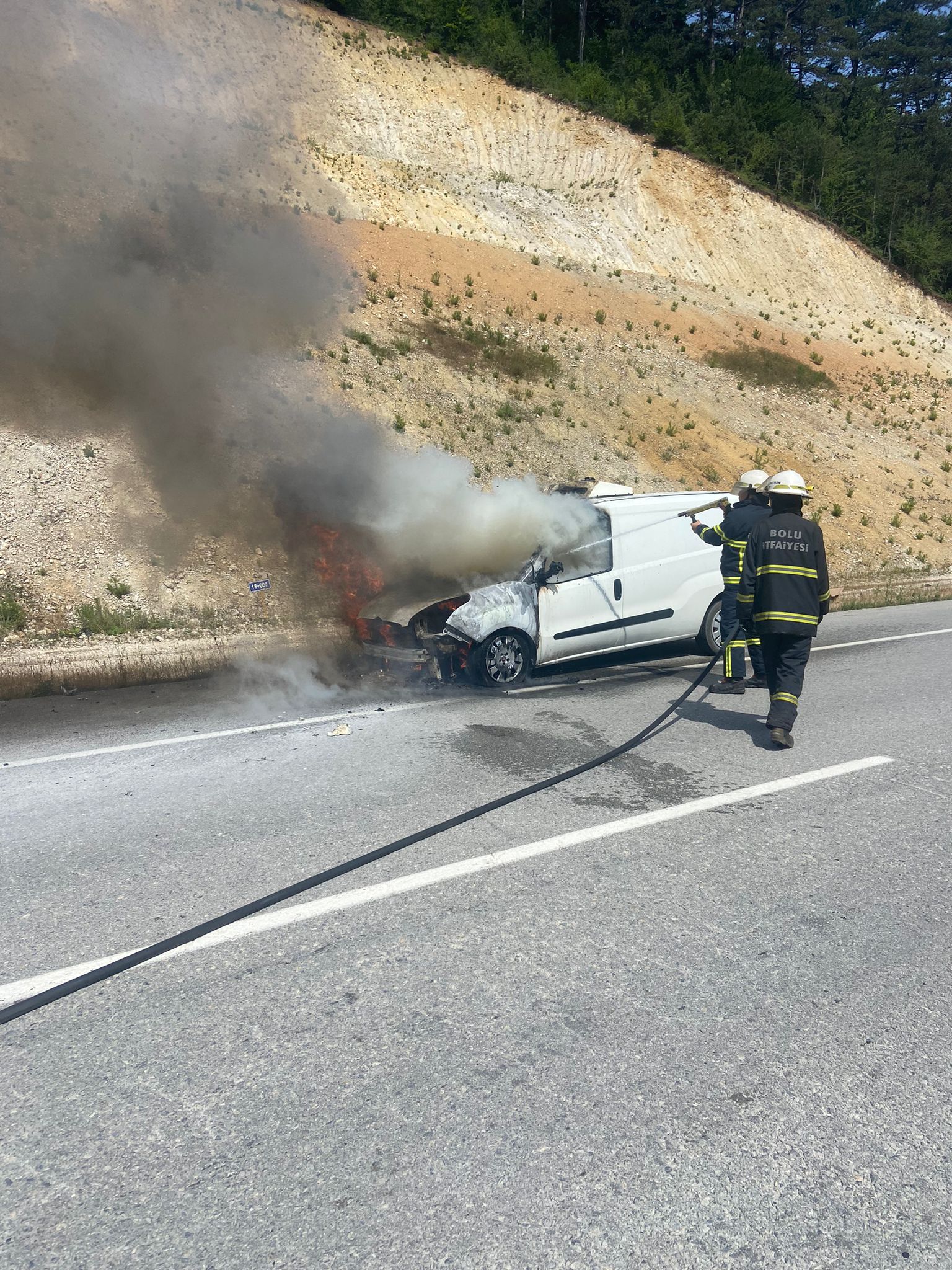 Bolu’da hafif ticari araç yangında hasar gördü