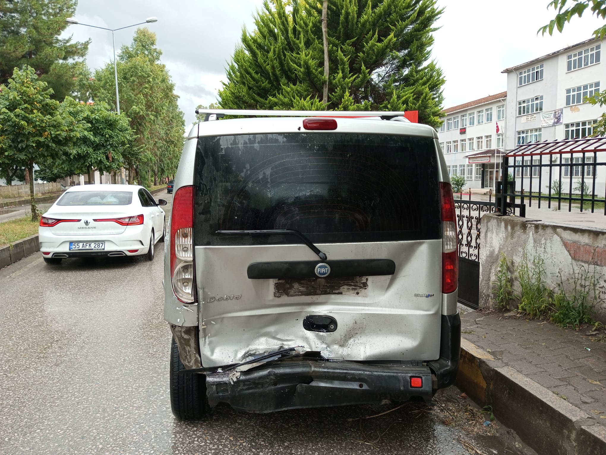 Çarşamba’da hafif ticari araca çarpan otomobilin sürücüsü yaralandı