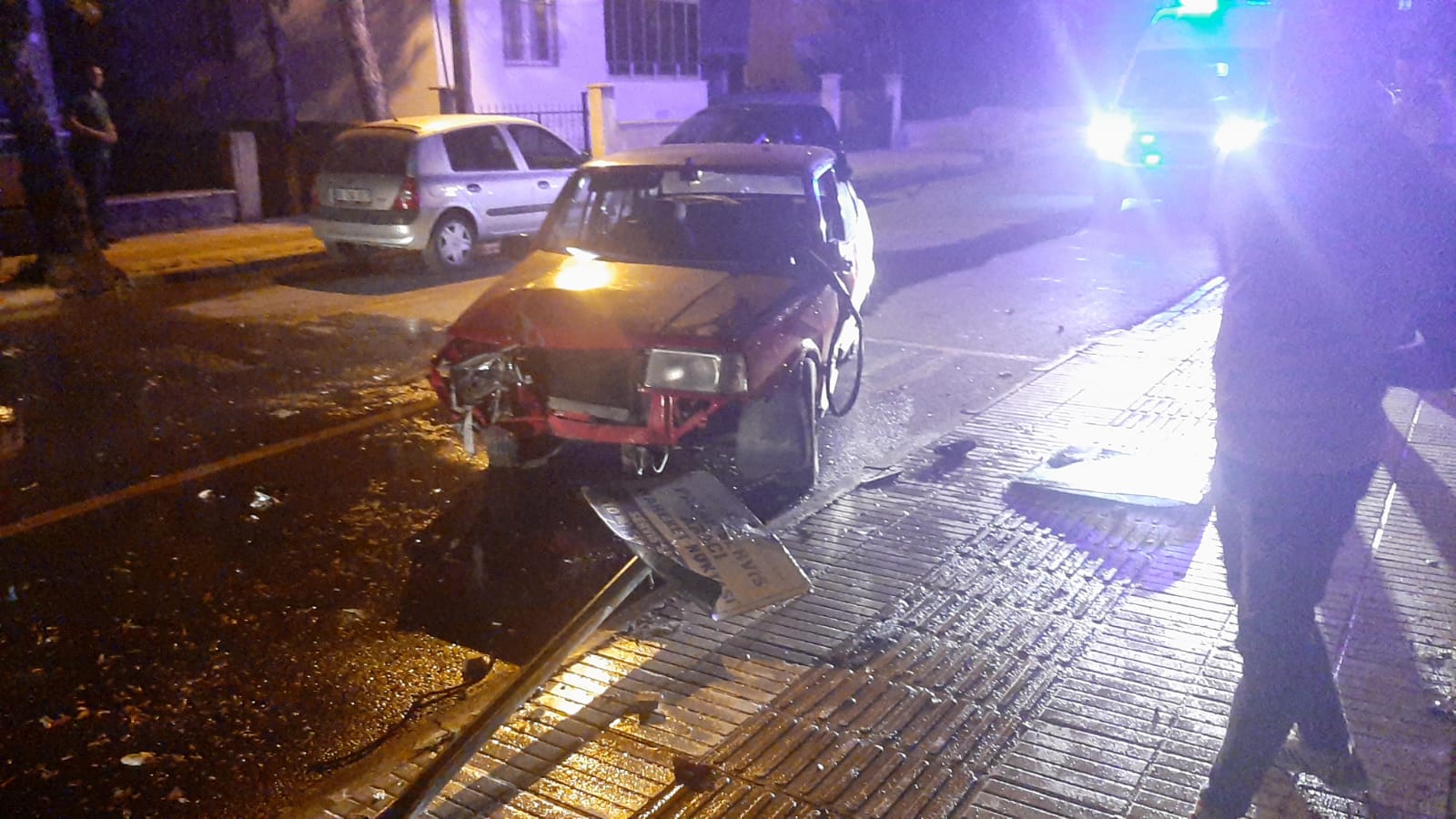 Çorum’da zabıta kulübesine çarpan otomobildeki 4 kişi yaralandı