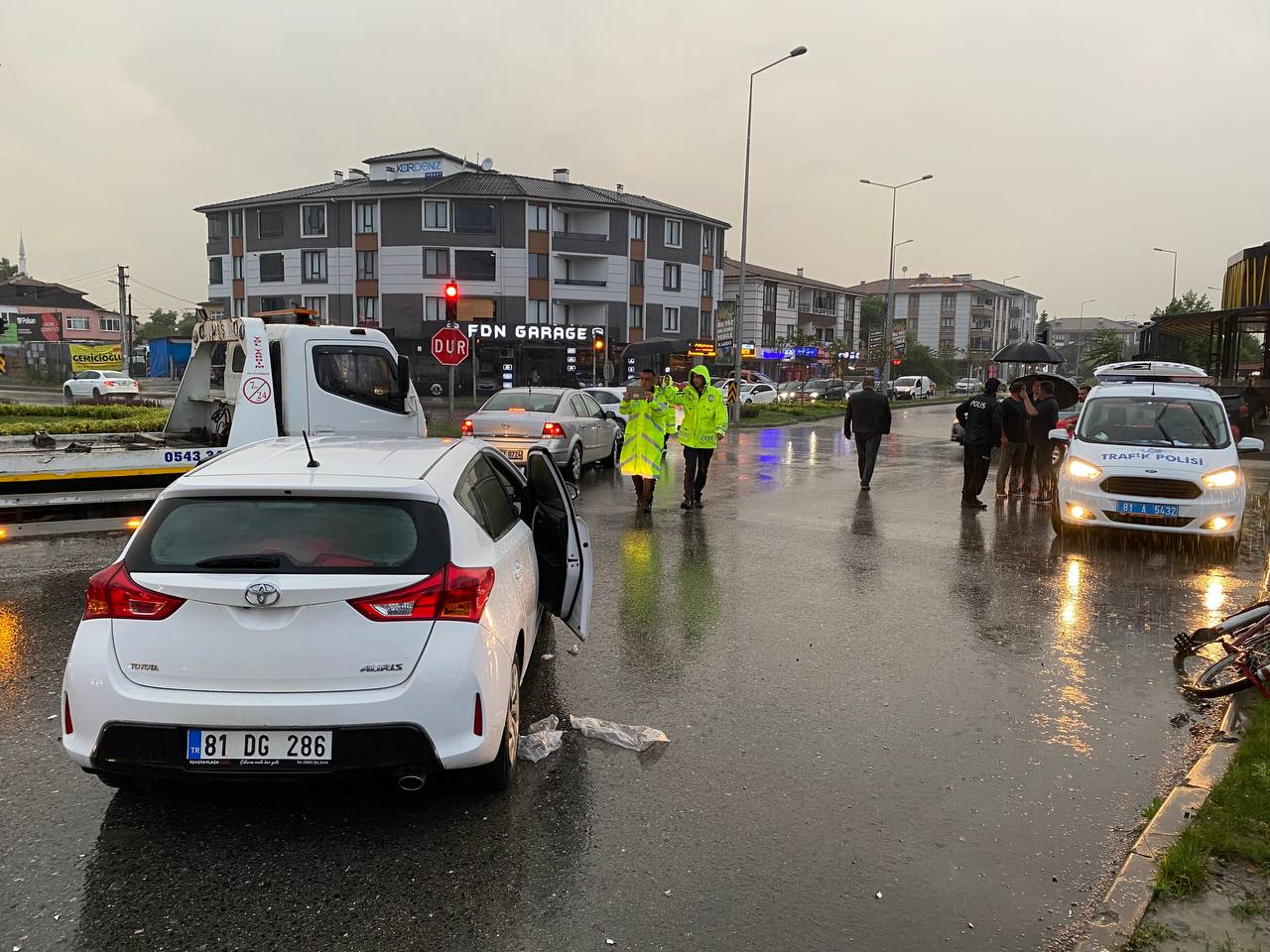Düzce’de iki otomobil çarpıştı 3 kişi yaralandı