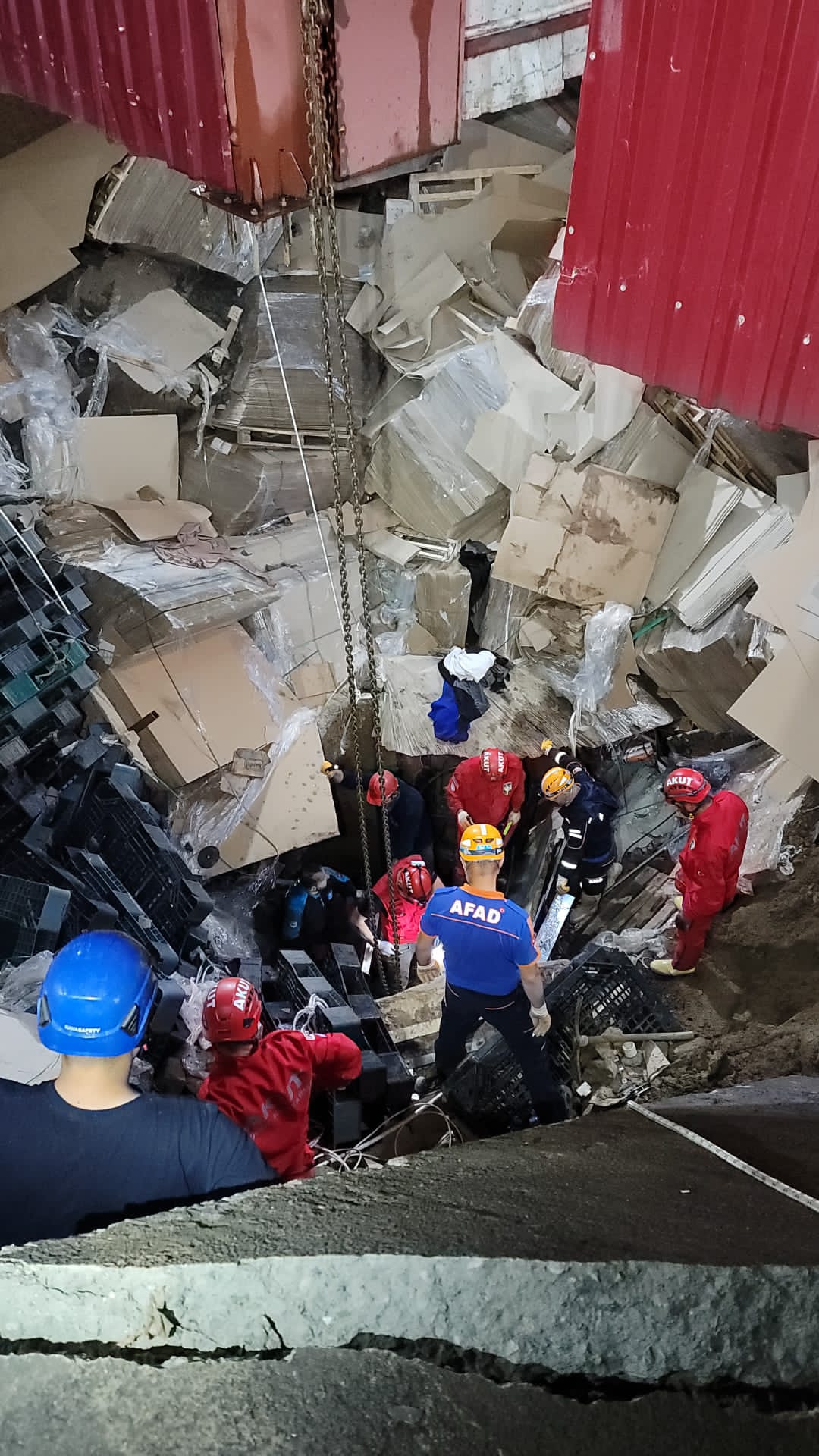 Giresun’da zemini çöken fabrikada göçük altında kalan 3 işçiden 2’si kurtarıldı