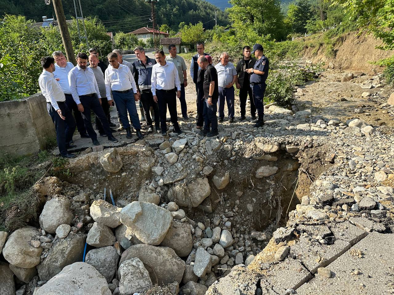 Karabük Valisi Gürel ve milletvekilleri, selden zarar gören alanlarda incelemede bulundu