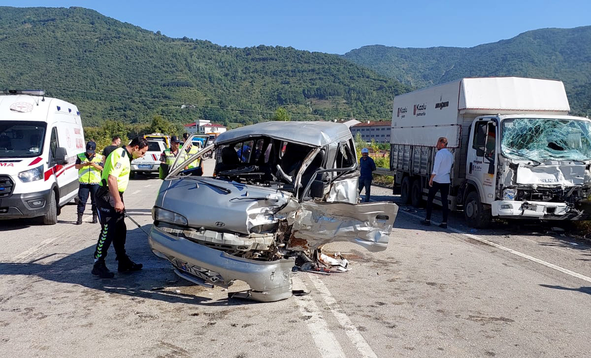 Karabük’te kamyonet ile hafif ticari aracın çarpıştığı kazada 4 kişi yaralandı