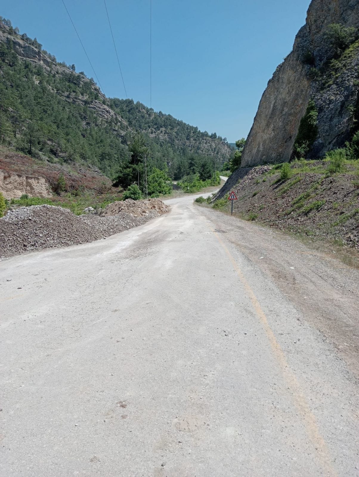 Karabük’te sağanak nedeniyle ulaşıma kapanan köy yolu açıldı