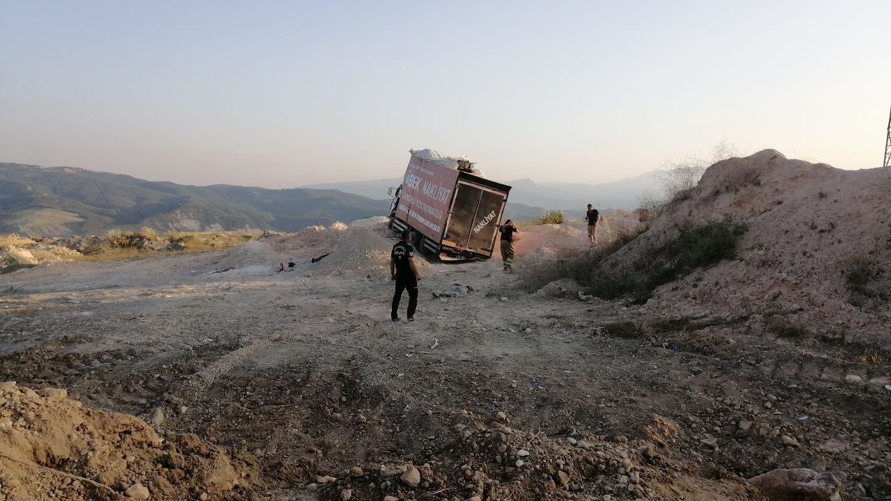 Karabük’te toprak yığınına çarpan kamyonun sürücüsü yaralandı