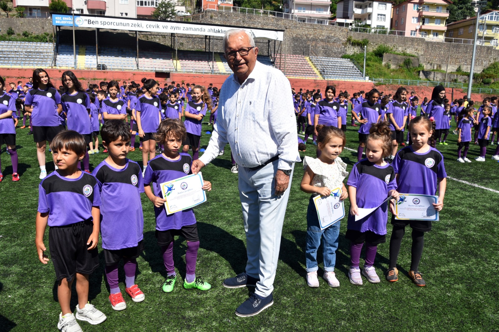 Karadeniz Ereğli’de yaz futbol okulunu tamamlayan sporculara sertifika verildi