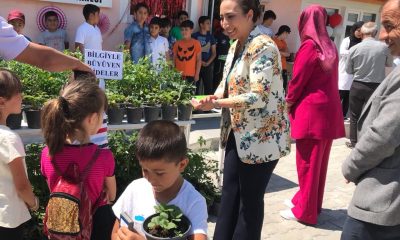 Laçin’de kütüphaneden kitap alan çocuklara sebze fidesi hediye ediliyor