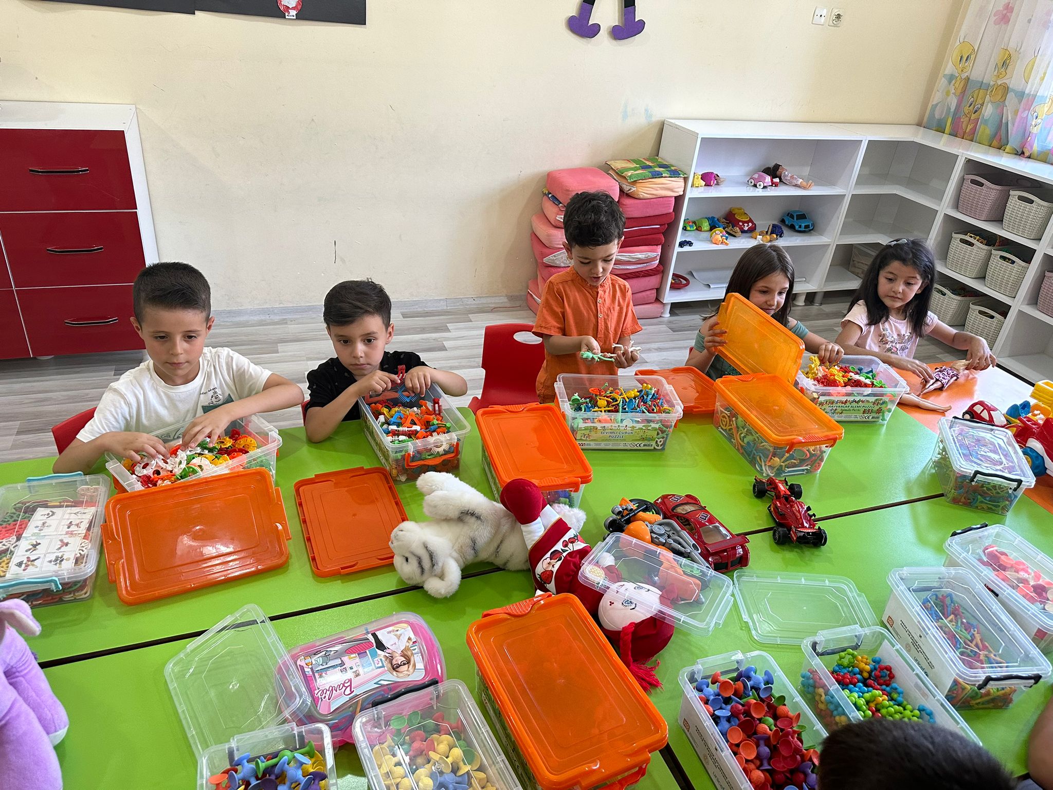 Portekizli öğrencilerden Afşin’deki depremzede çocuklara oyuncak yardımı