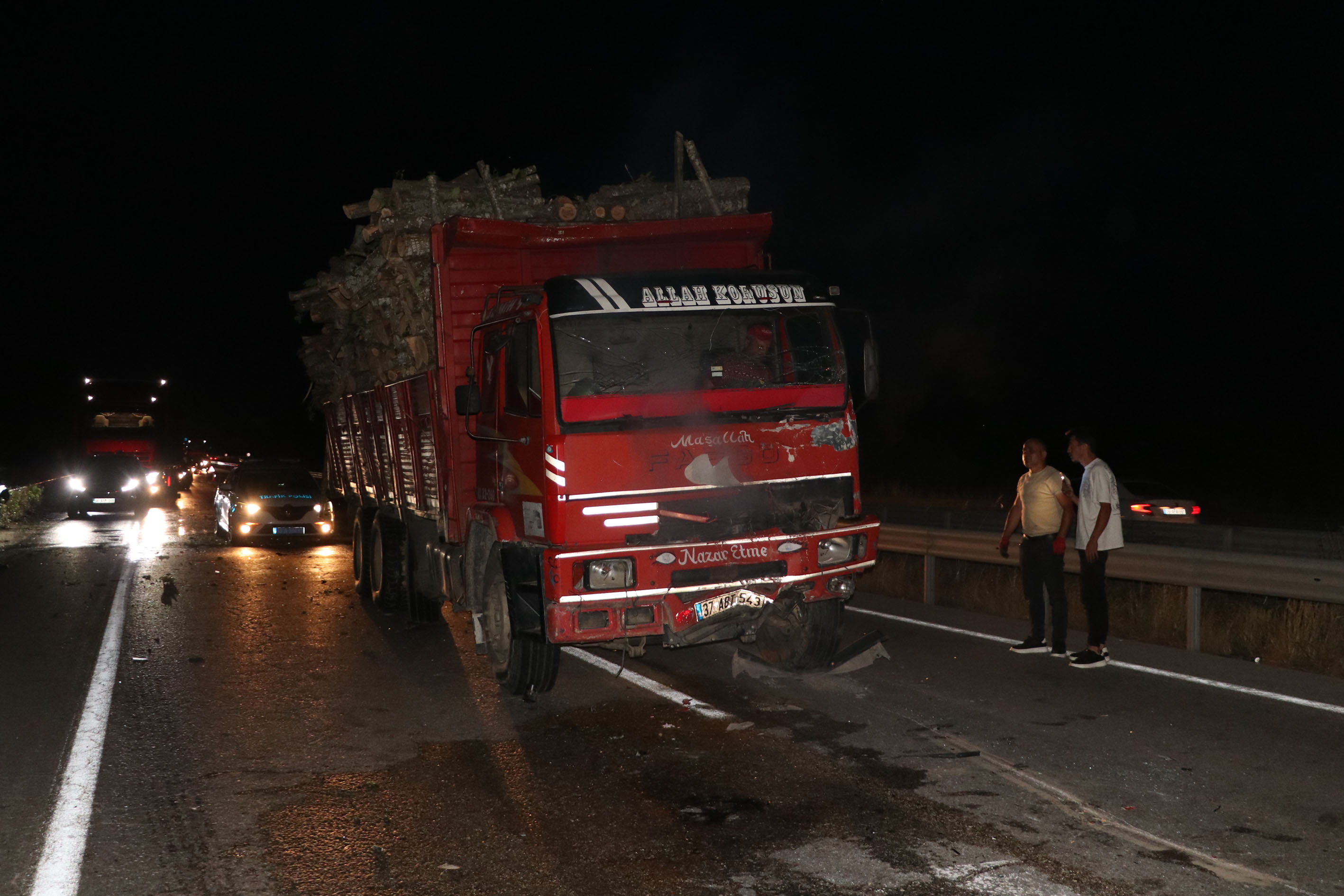 Samsun’da hafif ticari araç, tır ve kamyonun arasında kaldı, 2 kişi yaralandı
