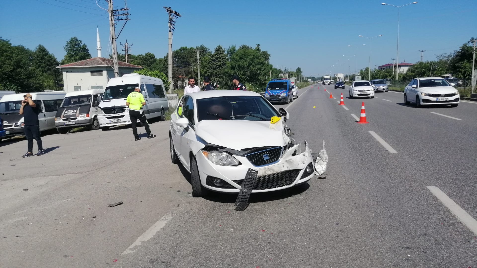 Samsun’da otomobille çarpışan servis minibüsü devrildi, 19 kişi yaralandı
