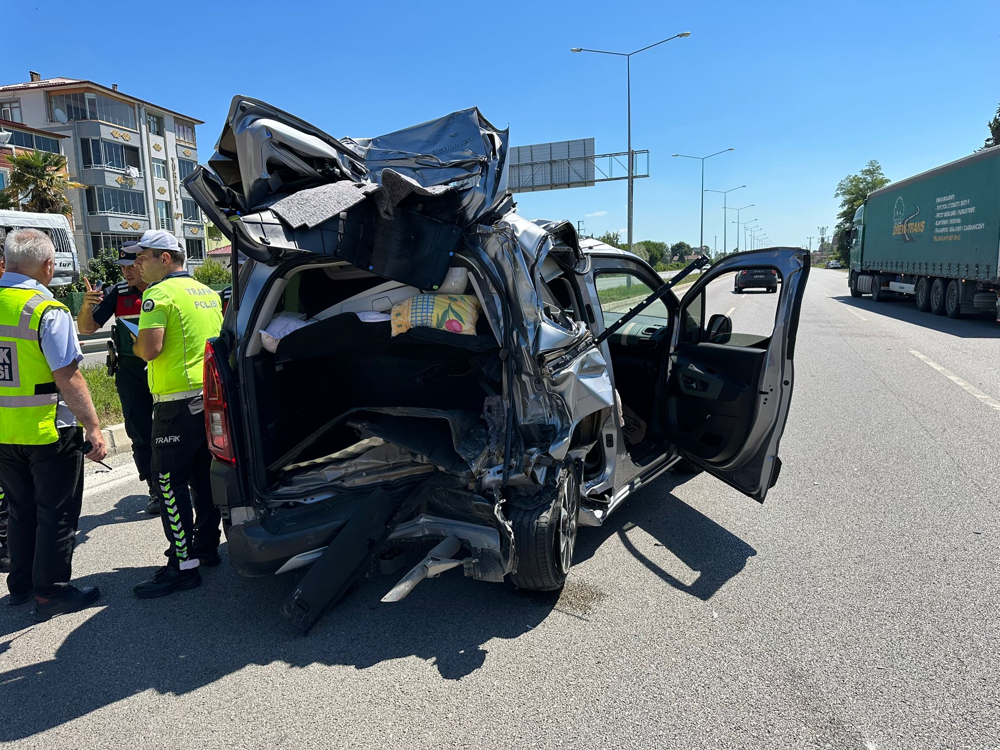 Samsun’da tırın çarptığı hafif ticari araçtaki 3 kişi yaralandı