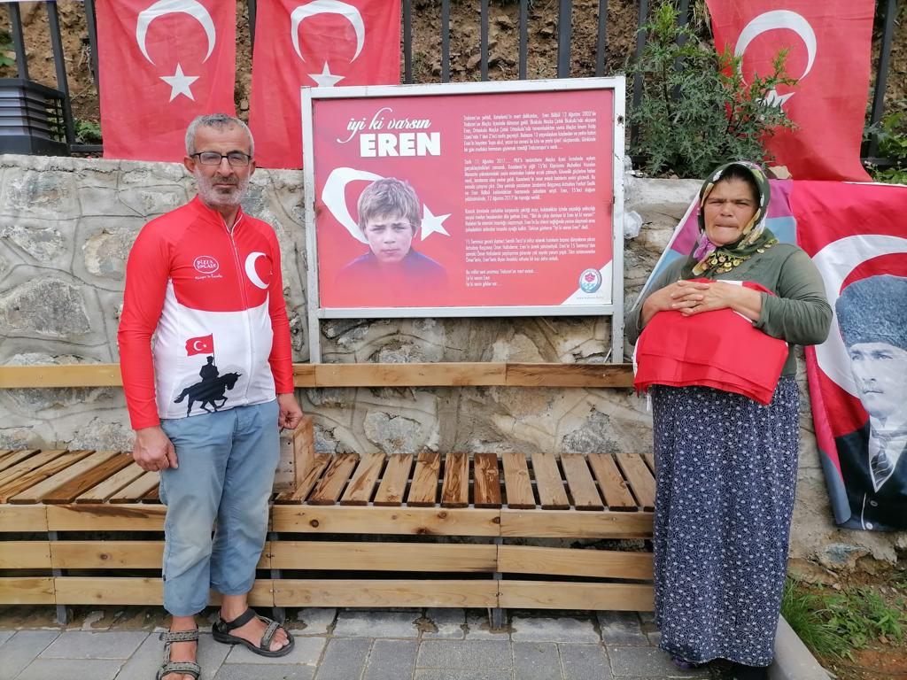 Şehitler anısına bisiklet yolculuğu yapan Kotluk, Eren Bülbül’ün annesine Türk bayrağı hediye etti