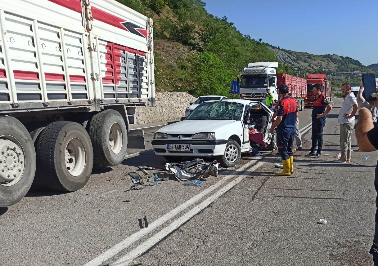 Sinop’ta iki otomobil çarpıştı, 1 kişi öldü, 8 kişi yaralandı