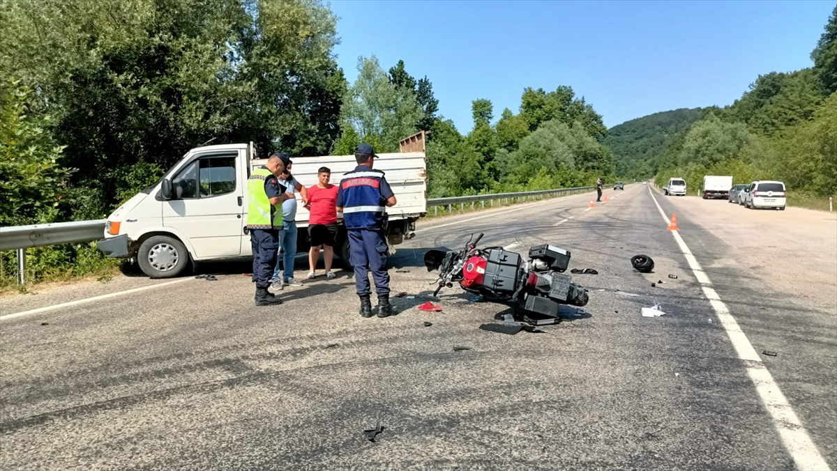 Sinop’ta kamyonetle çarpışan motosikletin sürücüsü yaralandı