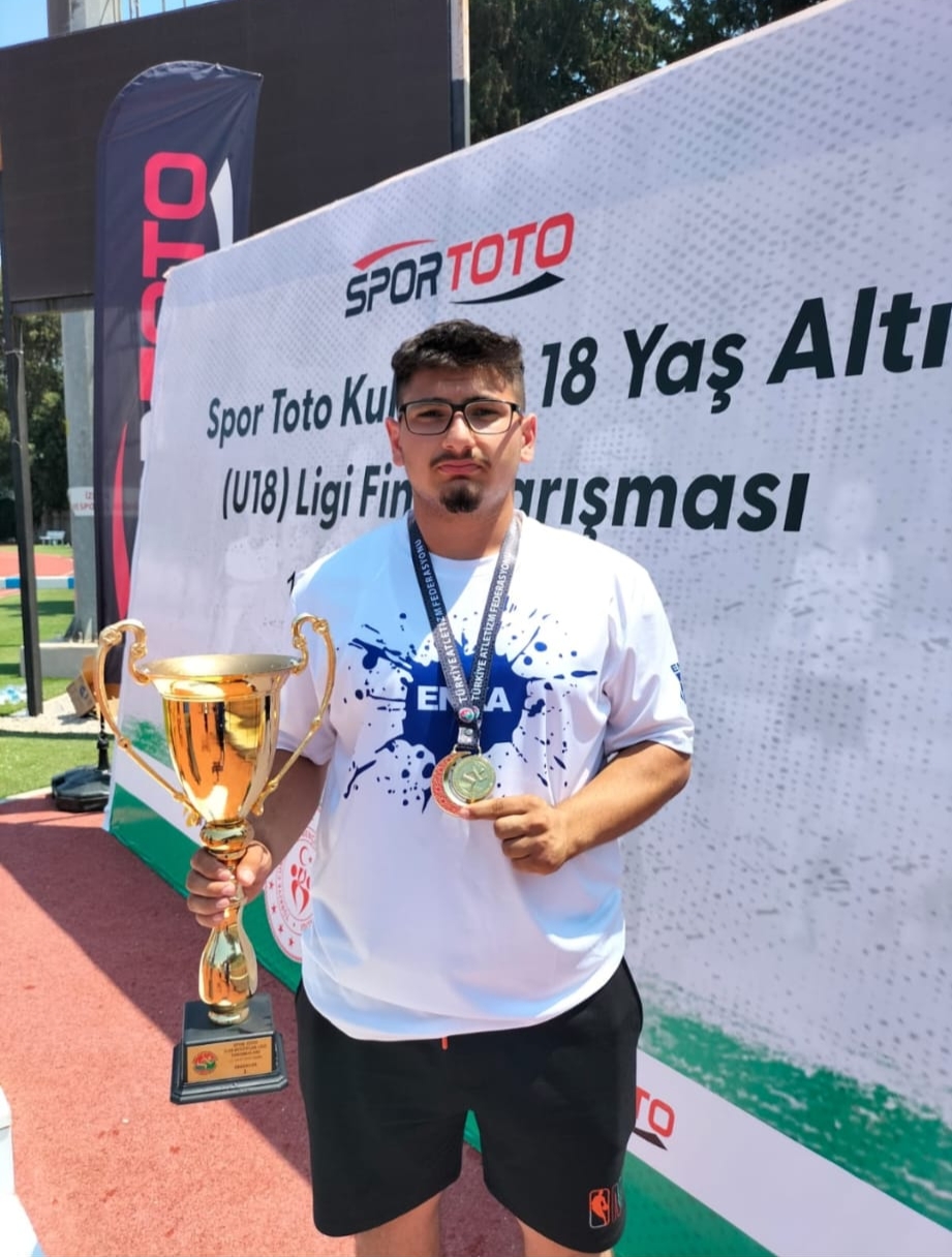 Tokatlı sporcu çekiç atmada Türkiye şampiyonu oldu