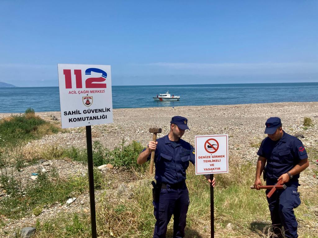 Trabzon’da vatandaşlar boğulma tehlikelerine karşı levhalarla uyarılıyor