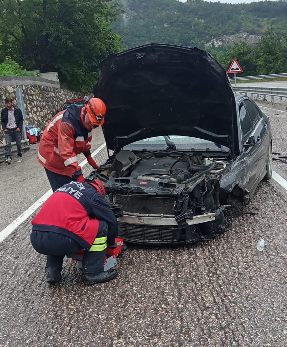 Zonguldak’ta iki otomobilin çarpıştığı kazada 1’i bebek 8 kişi yaralandı