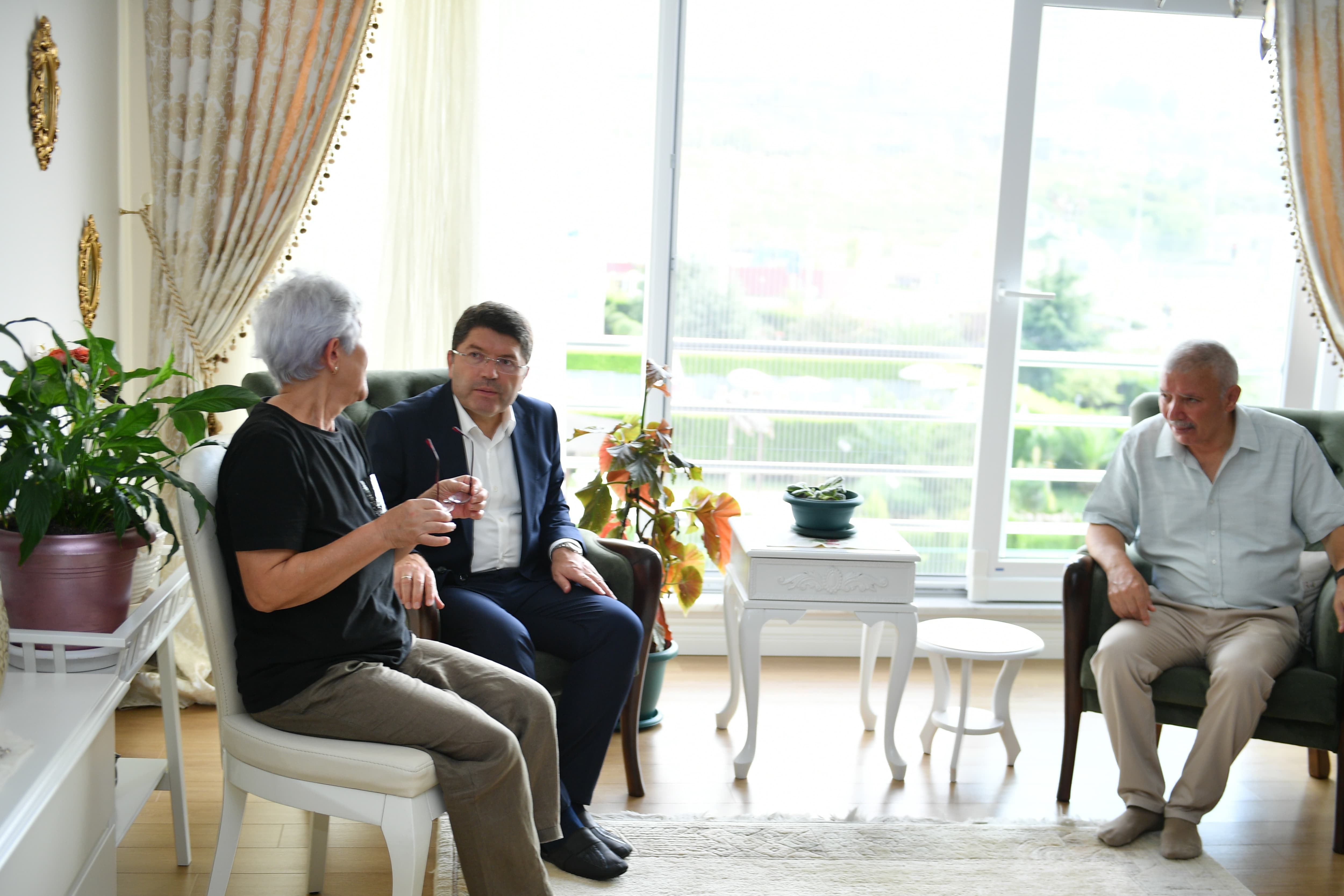 Adalet Bakanı Tunç, şehit hakim Alan’ın Ordu’daki ailesini ziyaret etti