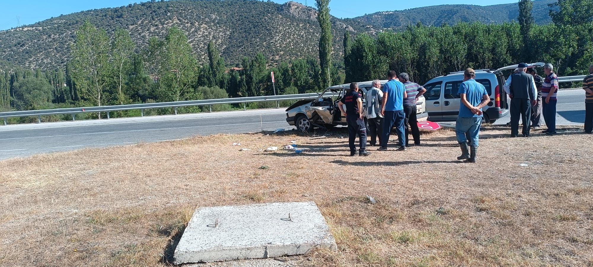Amasya’da refüje çarpan otomobildeki 5 kişi yaralandı