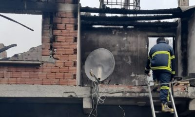 Ayancık’ta çıkan yangında iki katlı ev kullanılamaz hale geldi