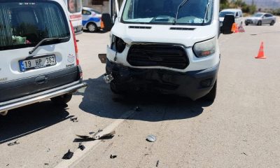 Çorum’da minibüsle çarpışan hafif ticari aracın sürücüsü yaralandı