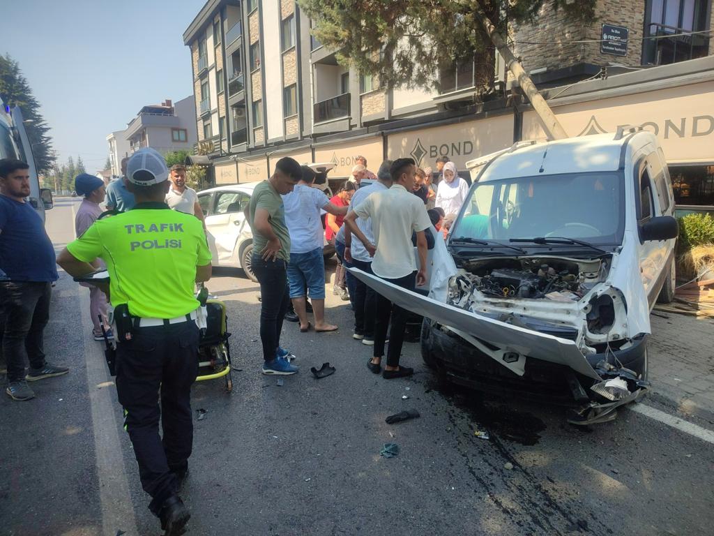 Düzce’de hafif ticari araç ile otomobilin çarpıştığı kazada 1’i bebek 5 kişi yaralandı
