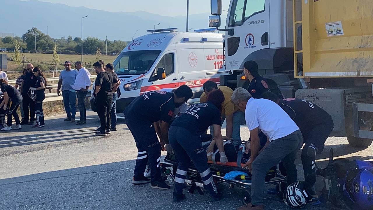 Düzce’de kamyonla çarpışan motosikletteki 2 kişi yaralandı