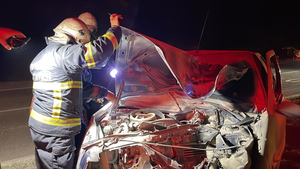 Düzce’de kaza yaptıktan sonra ön tarafı yanan aracın sürücüsü yaralandı