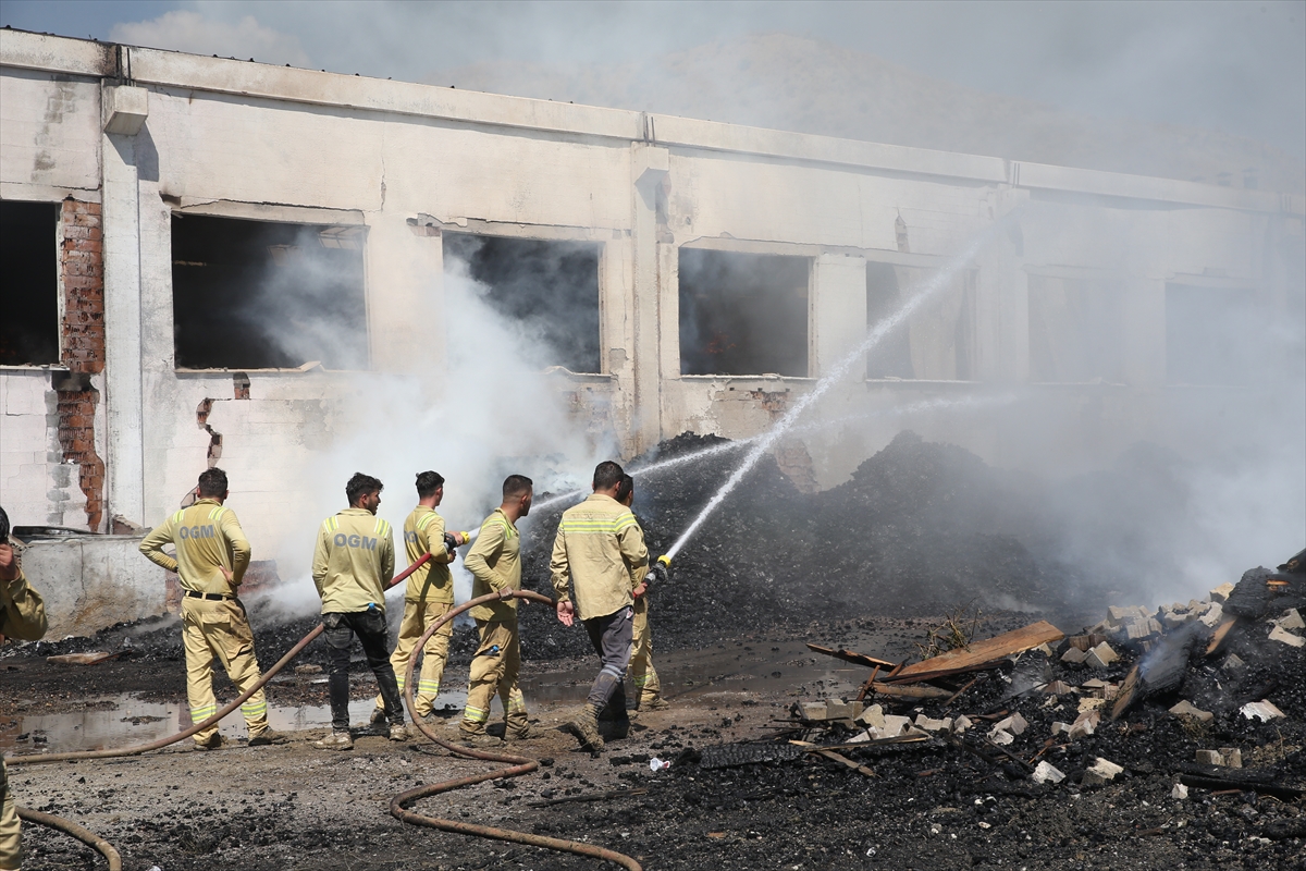 GÜNCELLEME 2 – Kastamonu’da kapı fabrikasında çıkan yangın kontrol altına alındı