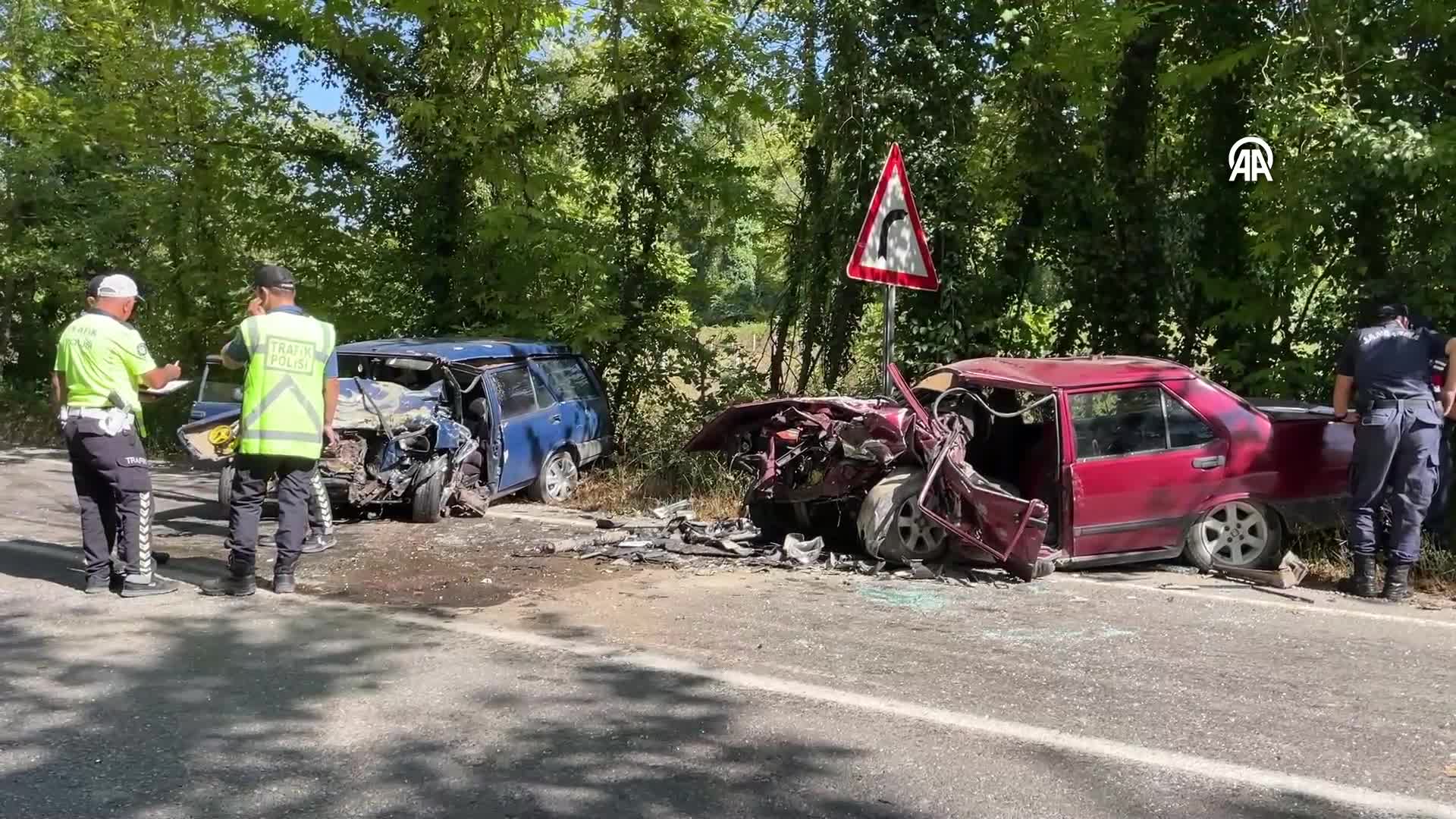 GÜNCELLEME – Bartın’da iki otomobil çarpıştı, 2 kişi öldü, 1 kişi yaralandı