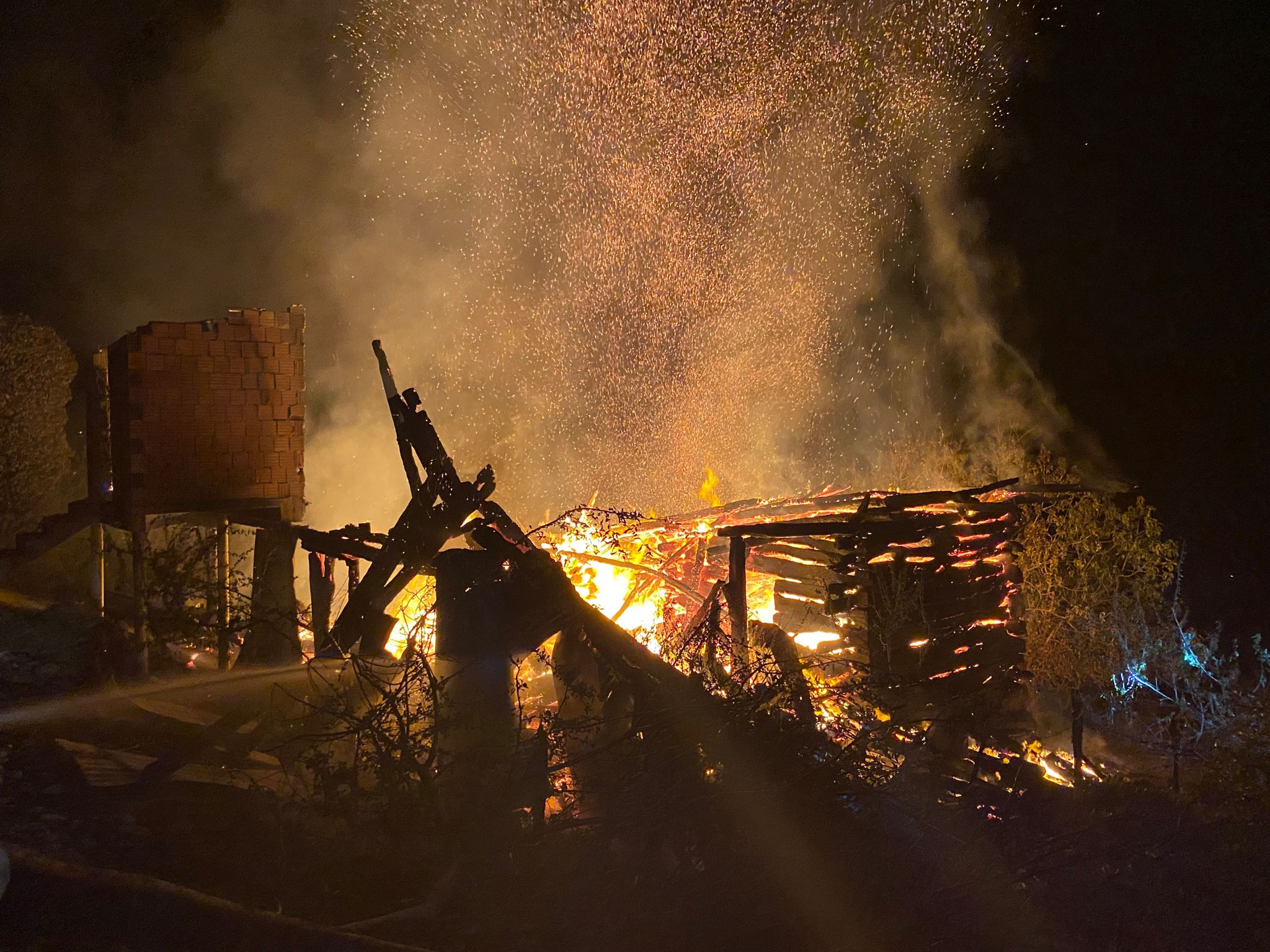 GÜNCELLEME – Sinop’ta ahşap ev yanarak kullanılamaz hale geldi