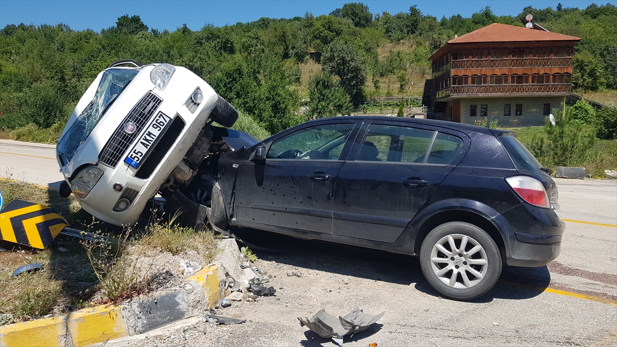 Karabük’te iki otomobilin çarpıştığı kazada 1 çocuk öldü, 8 kişi yaralandı