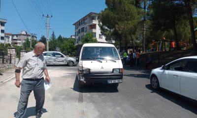 Karabük’te minibüs ve otomobil çarpıştı, 4 kişi yaralandı
