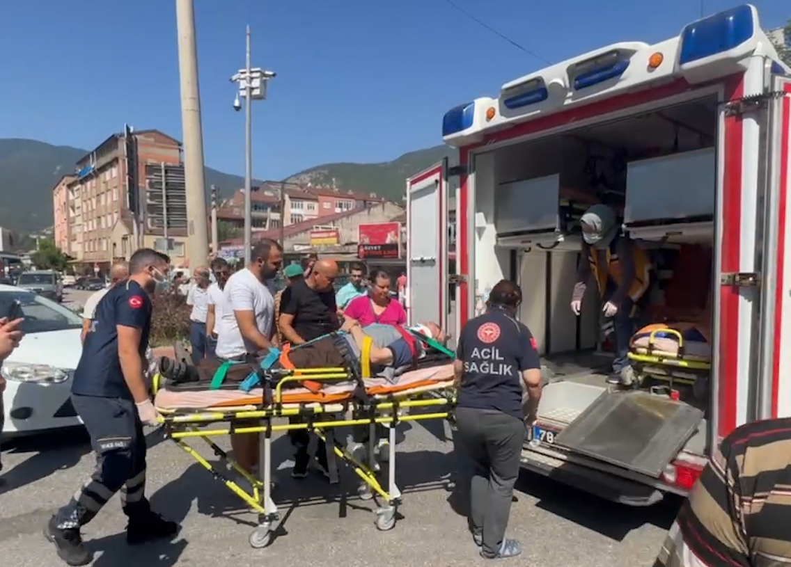 Karabük’te otomobilin çarptığı yaşlı adam hastaneye kaldırıldı