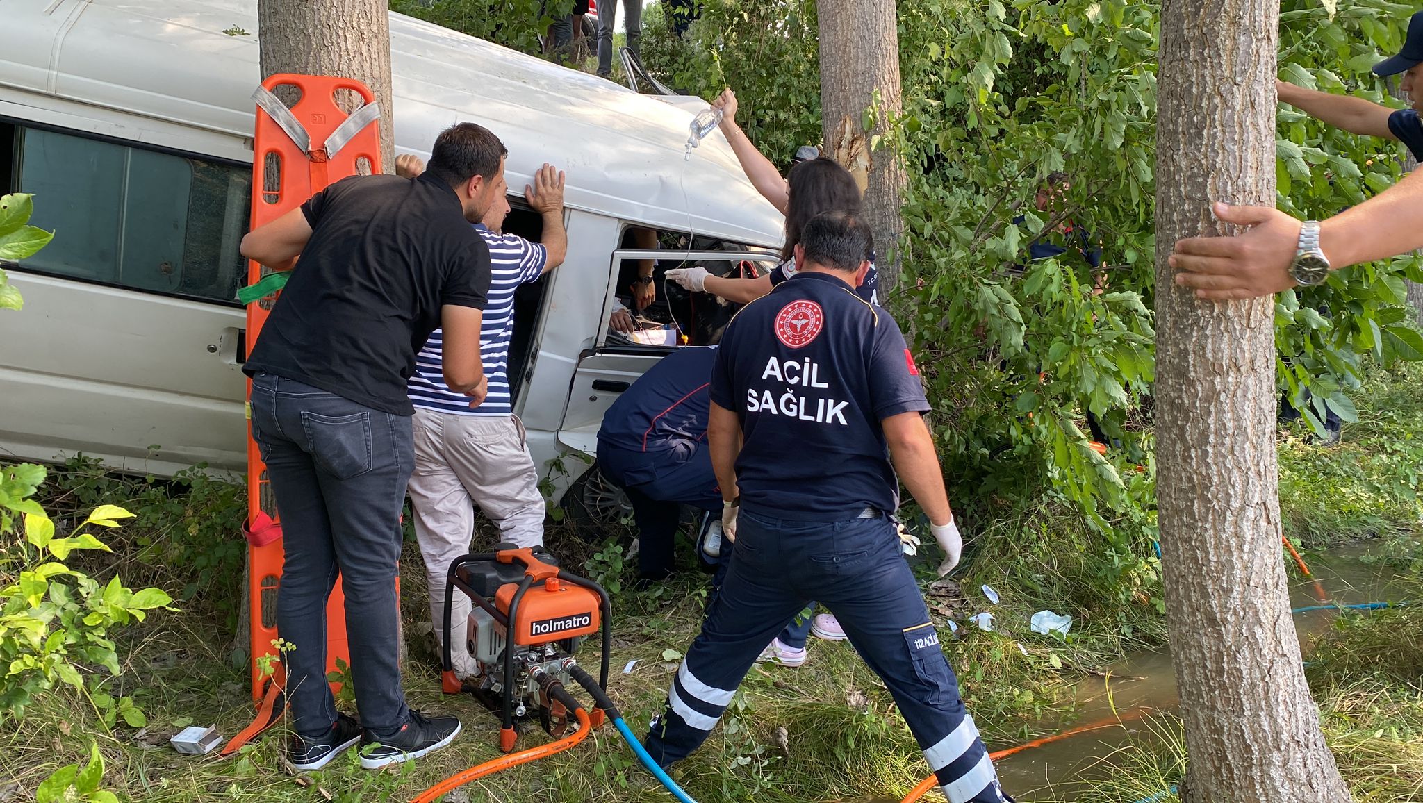 Kastamonu’da ağaca çarpan minibüsün sürücüsünü sıkıştığı yerden itfaiye kurtardı