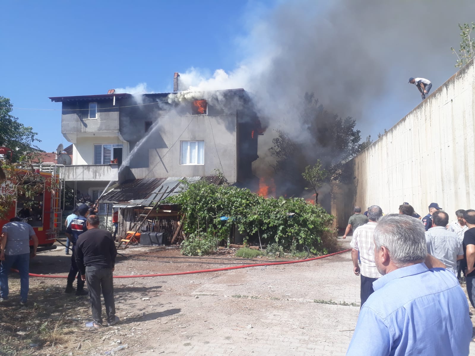Kastamonu’da çıkan yangında 3 katlı binada hasar oluştu