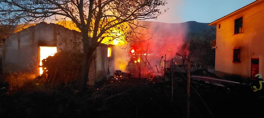 Kastamonu’da çıkan yangında ev, samanlık, ahır ve garaj zarar gördü