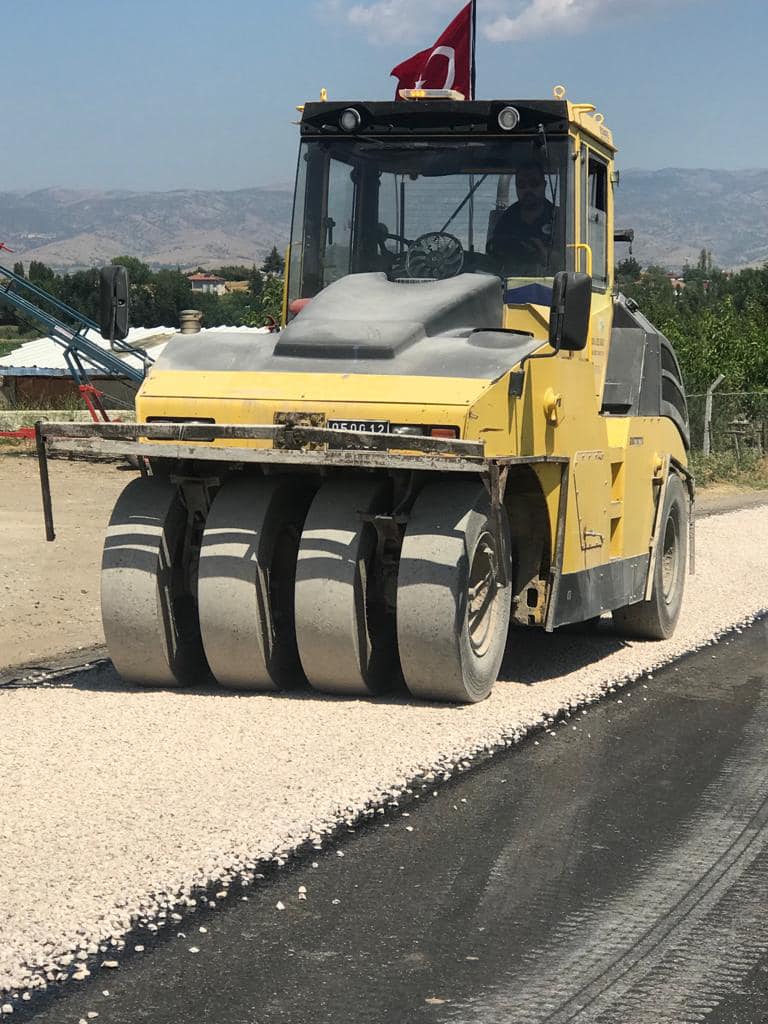 Merzifon’da köy yolları asfaltlanıyor