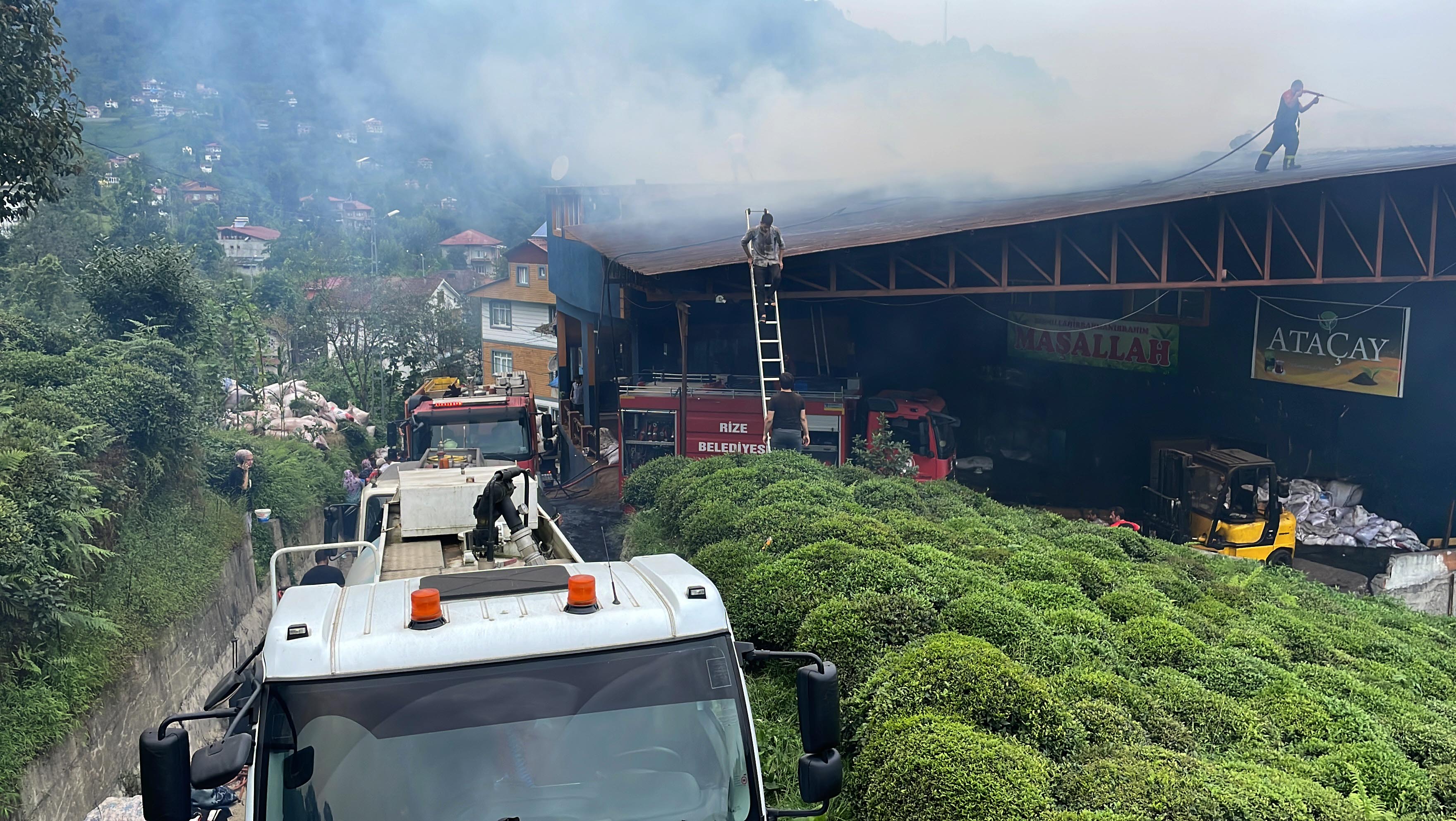 Rize’de çay fabrikasında çıkan yangında bir kişi dumandan etkilendi