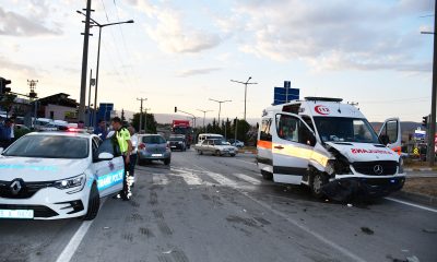 Samsun’da ambulans ile otomobilin çarpıştığı kazada 4 kişi yaralandı