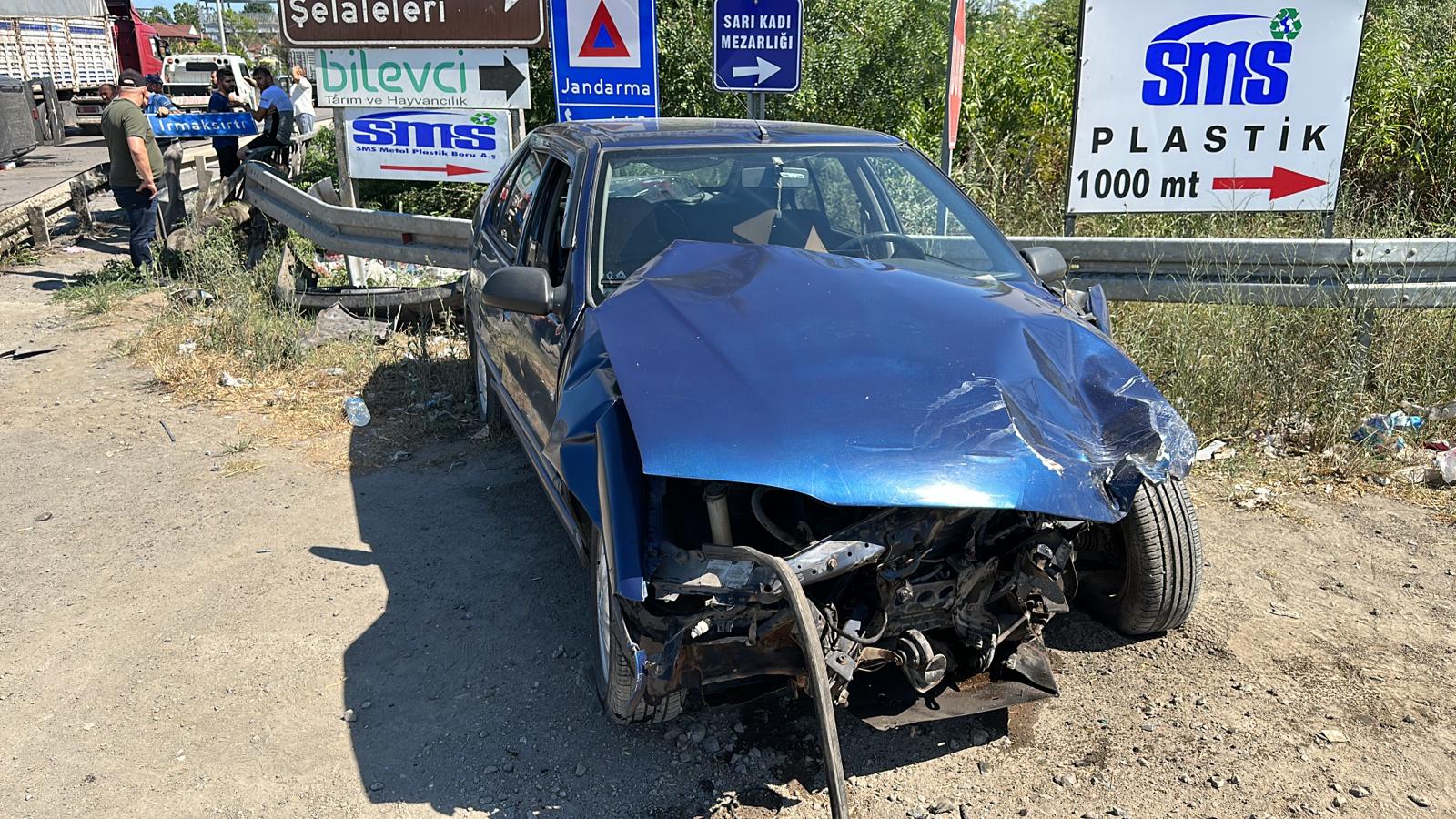 Samsun’da hafif ticari aracın park halindeki otomobile çarptığı kazada 8 kişi yaralandı