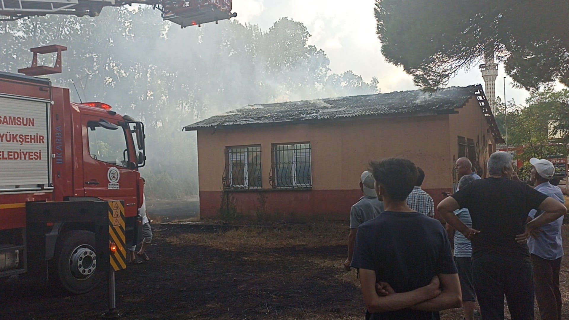 Samsun’da kullanılmayan okul binasında çıkan yangın söndürüldü