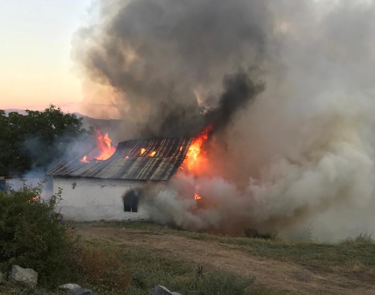 Şebinkarahisar’da çıkan yangında bir ev kullanılamaz hale geldi