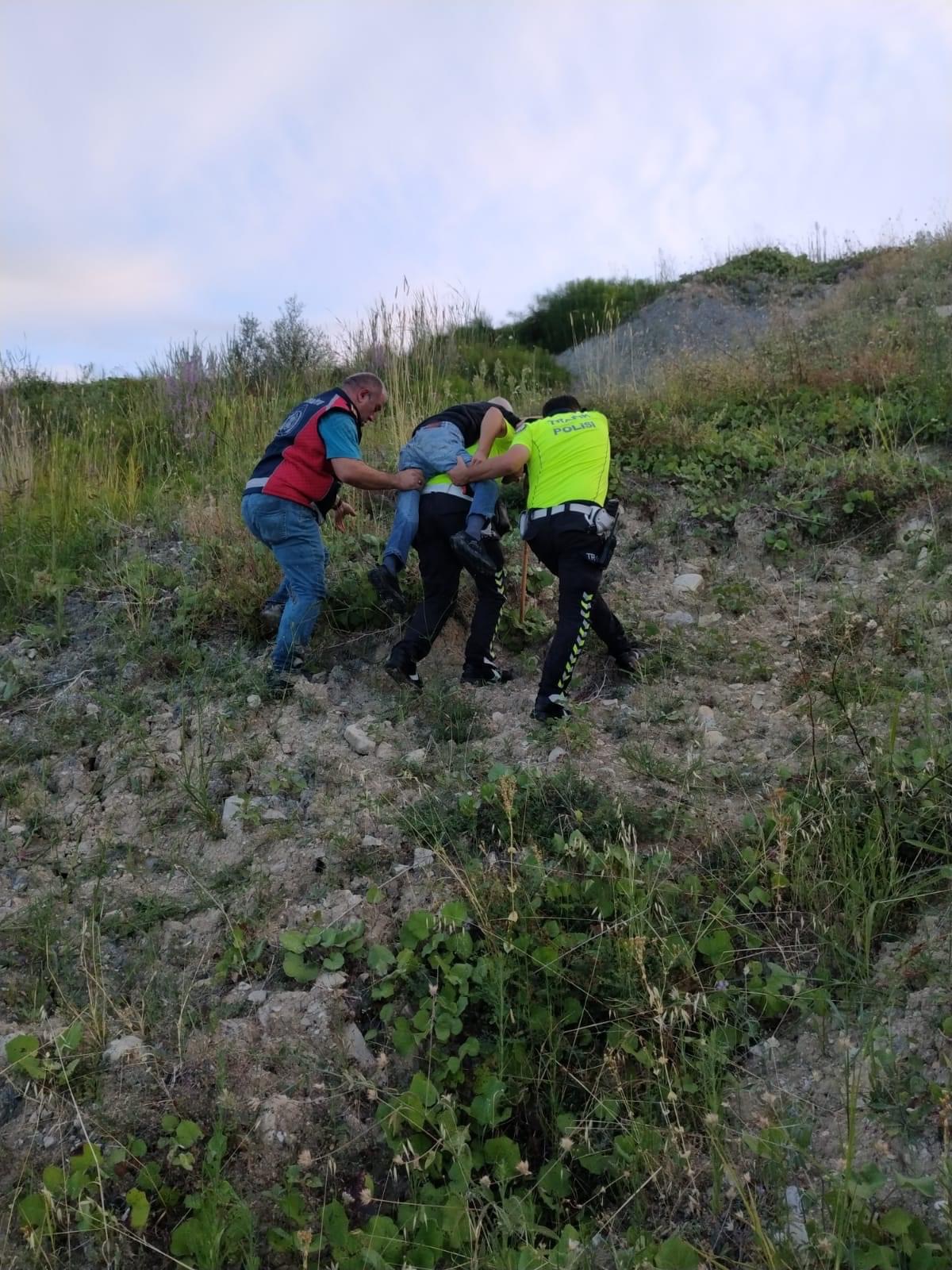 Sinop’ta engebeli sahilde mahsur kalan 88 yaşındaki kişi kurtarıldı