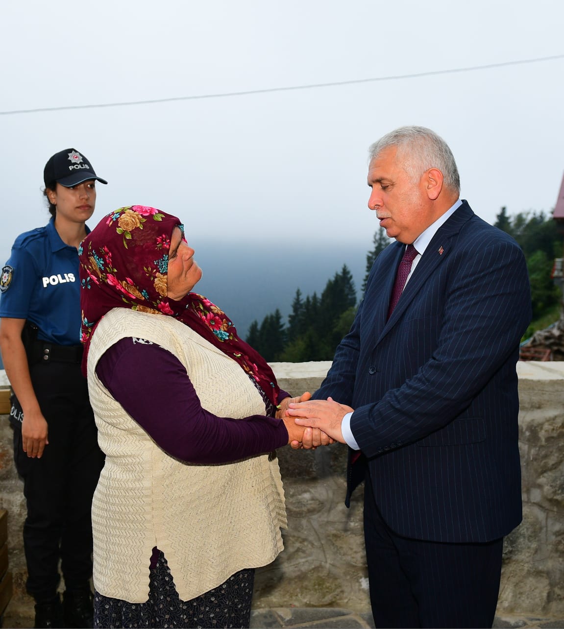 Trabzon Valisi Yıldırım, şehit Eren Bülbül’ün kabrini ziyaret etti