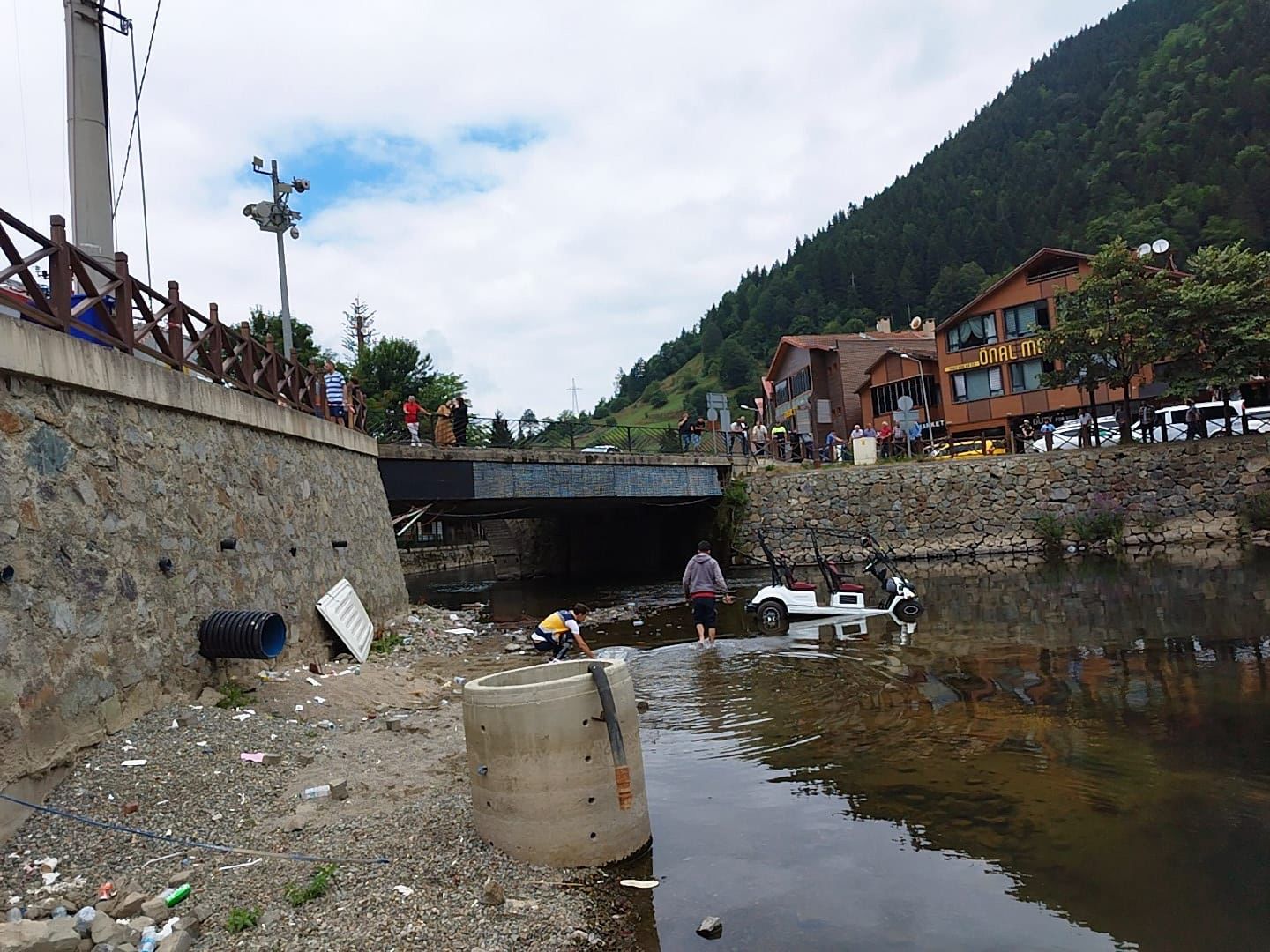 Trabzon’da göle yuvarlanan elektrikli golf aracındaki 2 turist yaralandı