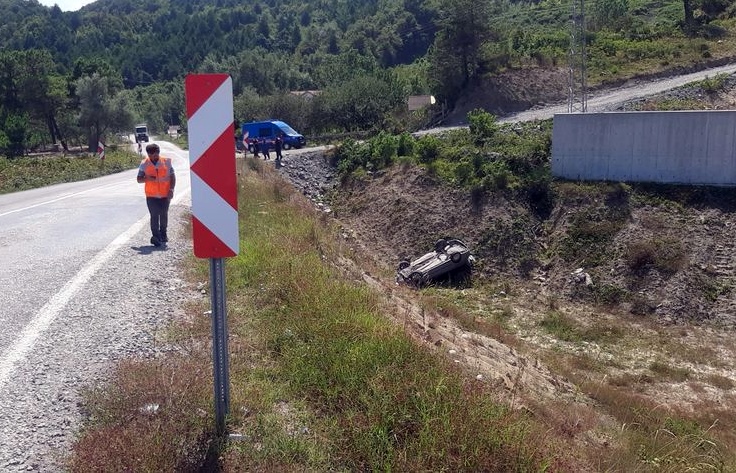 Türkeli’de uçuruma devrilen otomobilin sürücüsü yaralandı