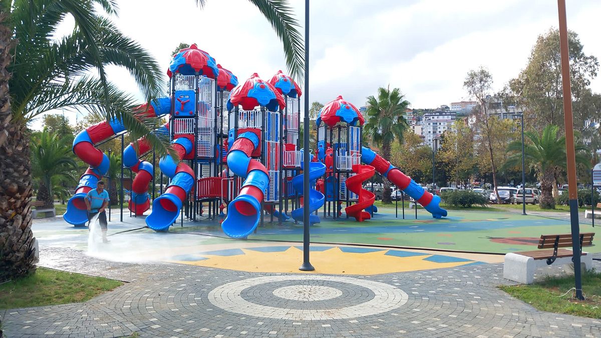 Akçaabat’ta oyun parkları dezenfekte edildi